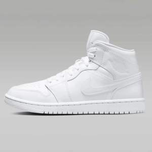 Vita Nike Air Jordan 1 sneakers, i mid modellen, som gått ur sortiment. 