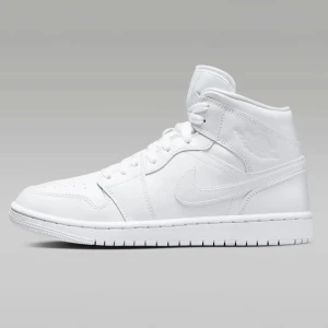 Nike Jordan 1 skor  - Vita Nike Air Jordan 1 sneakers, i mid modellen, som gått ur sortiment. 