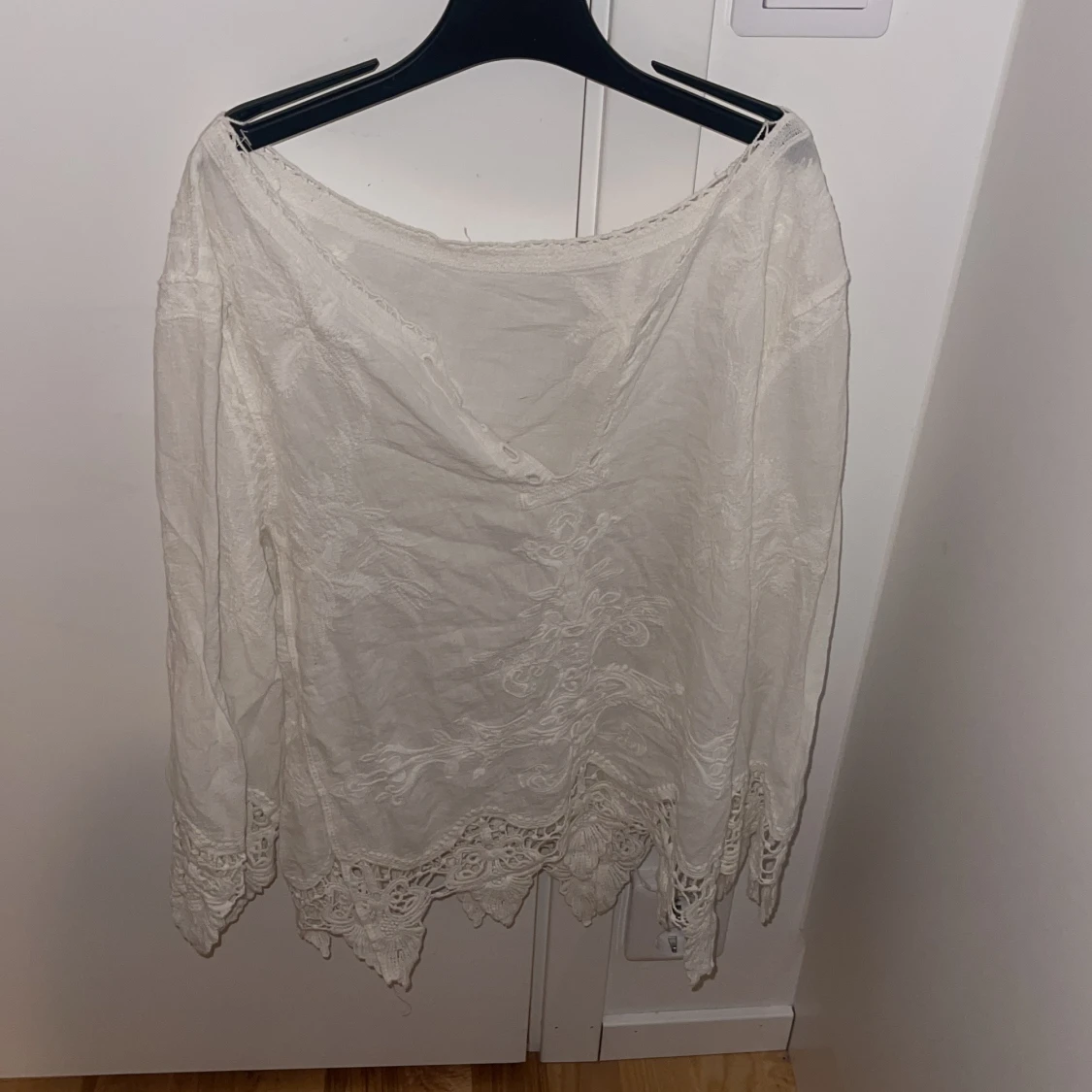 Vit blus med spetsdetaljer - 92