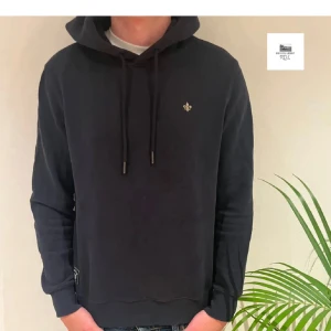 Morris hoodie - Säljer min snygga Morris hoodie. Storlek S. Fint skick. Pris kan diskuteras vid snabb affär. Vid frågor och funderingar skriv priv🙌🙌