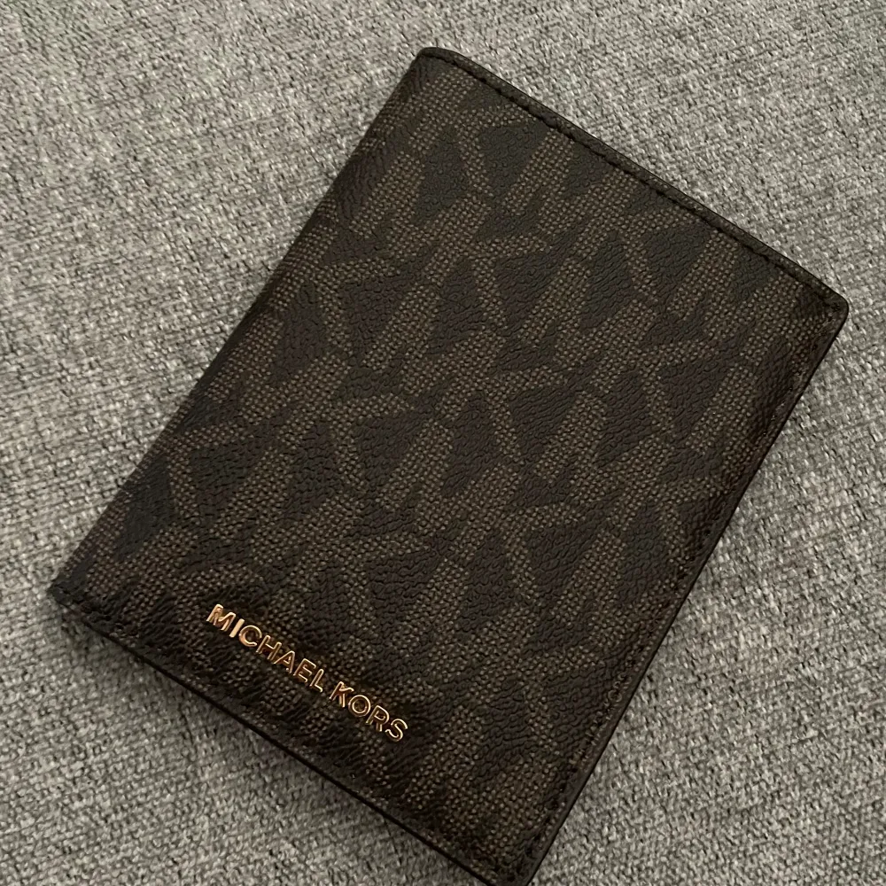 Micheal Kors plånbok från USA helt oanvänd för 1600kr. Pris kan diskuteras. . Laukut & Käsilaukut.