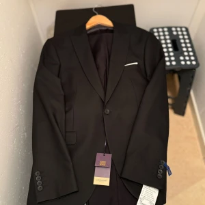 Kavaj - Skriv gärna för informationen Helt ny pris lapp med byxa 