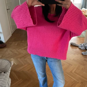 Gullig rosa stickad tröja - Säljer då den tyvärr inte kommer till användning💔