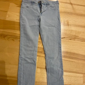 Ljusblå skinny jeans från &Denim - Säljer ett par ljusblå skinny jeans från &Denim i storlek 27. De har en regular waist och är i modellen skinny ankle. Säljes i mycket fint skick! 
