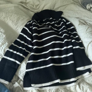 Stickad tröja - Stickad tröja med fina detaljer och krage🖤 