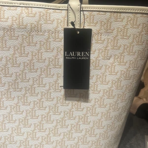 Ralph lauren Väska - Helt oanvänd väska som jah säljer då jag rensar garderoben och de inte kommer i användning. Nyskick