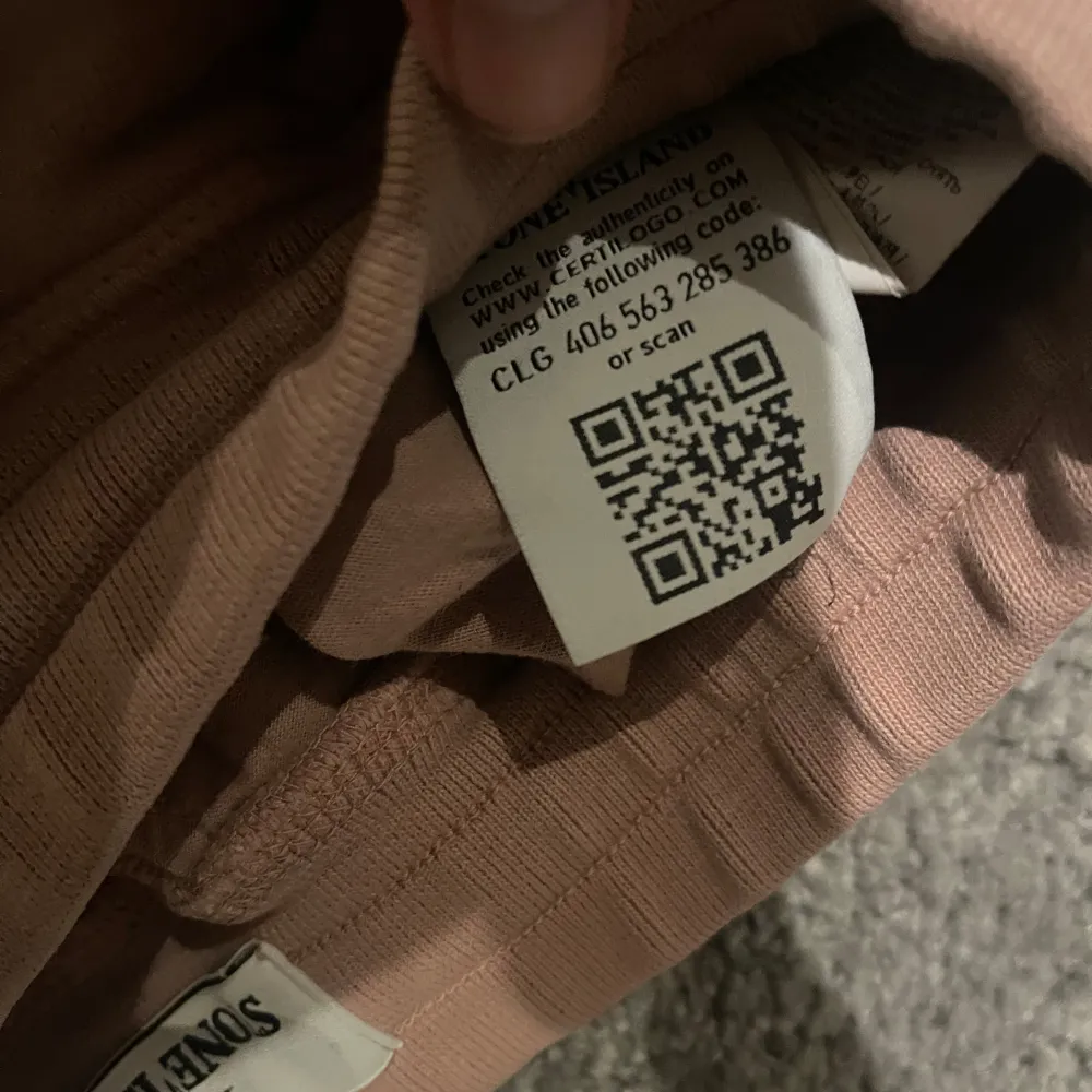 Säljer ett par snygga beige/ross mjukisbyxor från Stone Island. De har en bekväm passform med snörning i midjan och en cool logga på benet. Storlek S och passar S-M, 8.5/10, riktigt bra pris och är ÄKTA!. Jeans & Byxor.