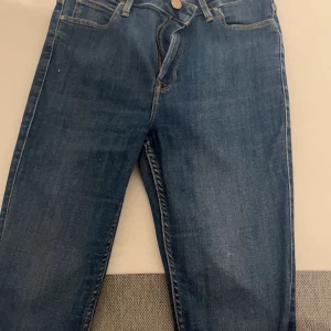 Lee jeans  - Den är nu för stor för mig och har tröttnat på den. Den är i bra skick och tvättas innan den skickas iväg eller blir upphämtad 