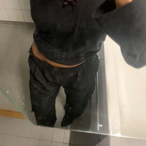 Svarta cargo byxor - Säljer dessa svarta cargo byxor då dom inte längre kommer till användning. Super sköna, stretchiga och passar även till idrott,gym, hemkläder💗