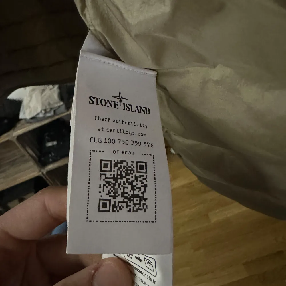 Dunjacka av märket Stone island, Den är endast använd denna våren. I storlek L men sitter som M! Fler bilder kan fås i Dm.. Jackor.