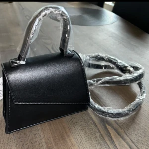 Handväska  - Super fin handväska som är helt oanvänd och prislappen sitter kvar