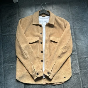 Overshirt  - Schysst overshirt från just junkies 🤝 Ganska tjock så fungerar perfekt till vintern ✅ 