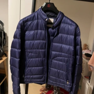 Moncler acourus jacka - Säljer nu min moncler acourus jacka då jag inte använder den längre. Jackan är köpt från kaspersheat för 3500 kvitto finns. 
