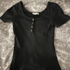 Fin tröja  - Säljer denna ganska tighta tröjan med knappar. Den är lite ribbad!! 