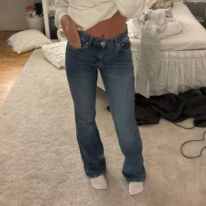 Säljer ett par snygga blå jeans med bootcut. De är i bra skick och har endast används ett par fåtal gånger. 