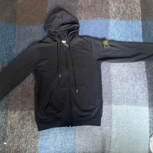 Stone Island hoodie  - Jättefin stone Island hoodie! Andvänd bara 5 gånger kanske PRISET ÄR FÖRHANDLINGSBART 