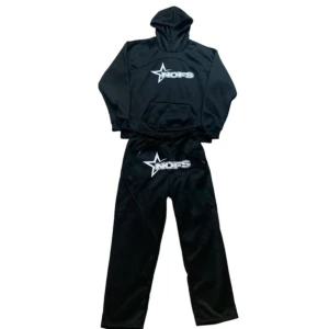 NOFS Tracksuit - Säljer en svart NOFS tracksuit. Den är i helt nytt skick och aldrig använd. Jag säljer den för att jag köpte fel storlek. Den är i storlek XL men passar L. Jag har använt en app för att ändra bakgrunden. Det är alltså mina bilder