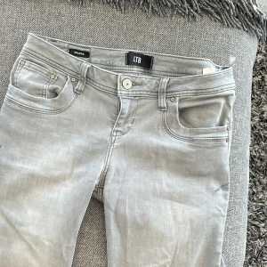 Grå LTB jeans - W 29 L 36. Använd ett fåtal gånger💞Lågmidjade flare. Modellen valerie