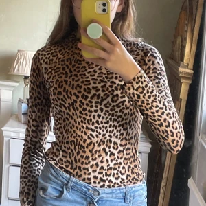 Turtleneck shirt - Turtleneck långärmad tröja, bara använd ett fåtal gånger. Jättefint leopardmönster.