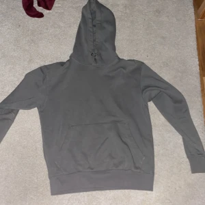 Hodie  - Tja säljer en hodie från Jack and Jones. Skicket är 9/10 de har inga defekter. Den storlek s. Skicka om du har några frågor.