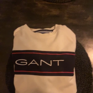 Vit Gant tröja - Bra skick använd några gånger inget hål eller något problem. 164+ cm 13-14 år står det men funkar som s  Äkta vara