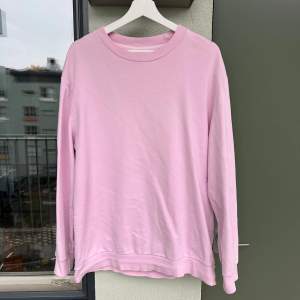 Säljer en superfin rosa sweatshirt från Won Hundred. Den är i nyskick och har en broderad logga på ärmen. Perfekt för både vår och höst med sin mjuka bomullskänsla. Passar till alla tillfällen när du vill vara både bekväm och stilren.