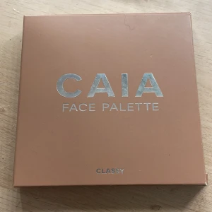 CAIA CLASSY FACE PALETTE - Helt ny och oanvänd Caia CLASSY palette. Säljer för 400kr. 