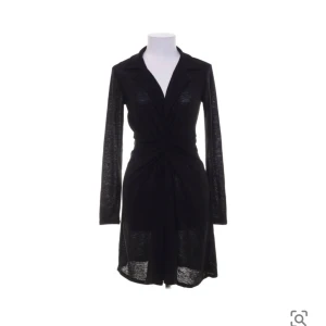 Svart klänning - Svart klänning med knyte fram så den blir lite figursydd  V ringad, tunnare i materialet men bra för alla årstider