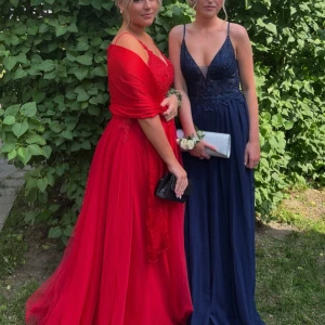 Balklänning mascara - Röd mascara balklänning som är helt slutsåld💄❣️ Använd en kväll och är i väldigt fint skick!  Den röda sjalen på första bilden ingår i köpet om man vill det🙌🏽 Köpte klänning helt ny för 3000kr  Mitt pris 1300🙌🏽