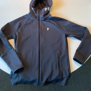 Peak performance kofta - En svart peak performance kofta i storlek s i väldigt bra skick då den knappt är använd för att den är för stor för mig. Nypris:1600kr, Pris kan diskuteras.               Hör av dig vid minsta fundering!