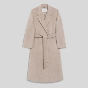 Beige kappa i 100% ull från IVY OAK  - Jättefin kappa i 100% ull från Ivy Oak, använd 2 gånger och inga tecken på användning, som ny. Storlek 36/38 och passar en vanlig S till M ☺️✨  Nypris: 6 450kr (https://ivyoak.com/en-se/products/io111046-be399)