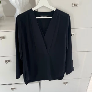 Marlene By Birger Blus - Svart blus från By Marlene Birger  Storlek 36 