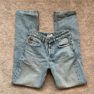 Midraise jeans - Säljer ett par mid raise jeans i strl 34 ifrån Zara som inte längre säljs. Originalpris: 399kr. Köparen står för frakten🤍