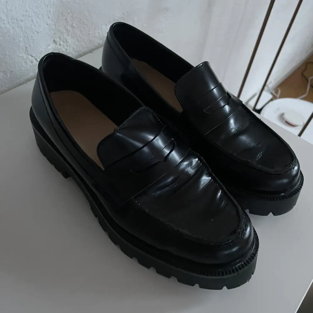 Snygga svarta loafers i skinn med en klassisk design. Perfekta för både vardag och fest. De har en robust sula som ger bra grepp och komfort hela dagen. Passar till både jeans och kostymbyxor. Ett måste i garderoben för en stilren look! Kvitto finns . Skor.