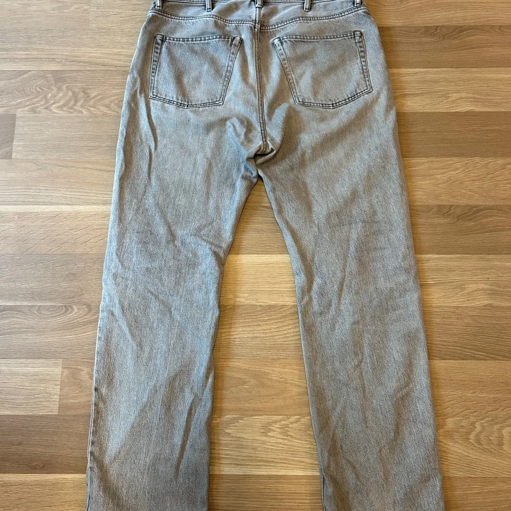 Grå Jeans från Acne studios deras kollektion blå konst  Modell: Land mid grey Storlek: 30x32. Jeans & Byxor.