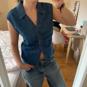 Denim topp - Cool jeans topp ifrån Zara! Använd fåtal gånger, så i nyskick! Storlek L men passar mig som brukar ha S/M, beroende på hur man vill att den ska sitta