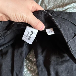 Snygga kostymbyxor raka söndrig dragkedja! - Jötte fina nästan lite cargo kostymbyxor som inte andvänt så mycket, dock med en trasig dragkedja. 