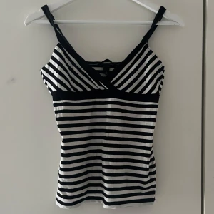Svartvit randig linnetopp - Snygg svartvit randig linnetopp med smala axelband💕passar storlek s/m