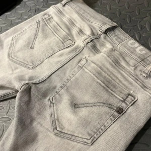 Dondup jeans  - Säljer nu dessa sköna och stiliga Dondup george Jeansen pågrund av att dom har blivit  för små, Jeansen har 2 jätte små hål men dom märker man knappt av men utöver de är dom i mycket fint skick, kom priv ifall du har några frågor eller vill ha fler bilder, kan gå ner i pris vid en snabb affär