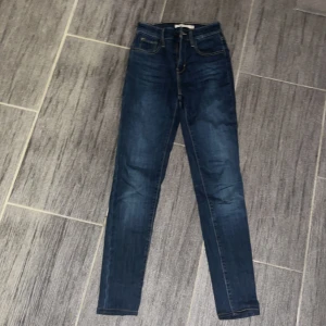 Levi's 721 High Rise Skinny Jeans - Säljer ett par Levi's 721 High Rise Skinny jeans i mörkblå denim. De har en tight passform som sitter snyggt. Perfekta för både vardag och fest! 