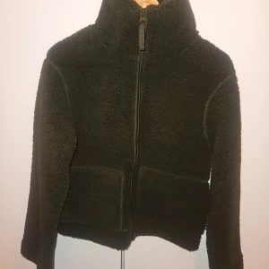 Teddyjacka Hm - Slutsåld teddy jacka från Hm, storlek XS. Helt oanvända med prislapp!