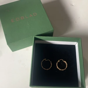 Väldigt fina örhängen  - Väldigt bra skick och joller i mina 2 år till klarar av vatten och lätta att ta på och av 