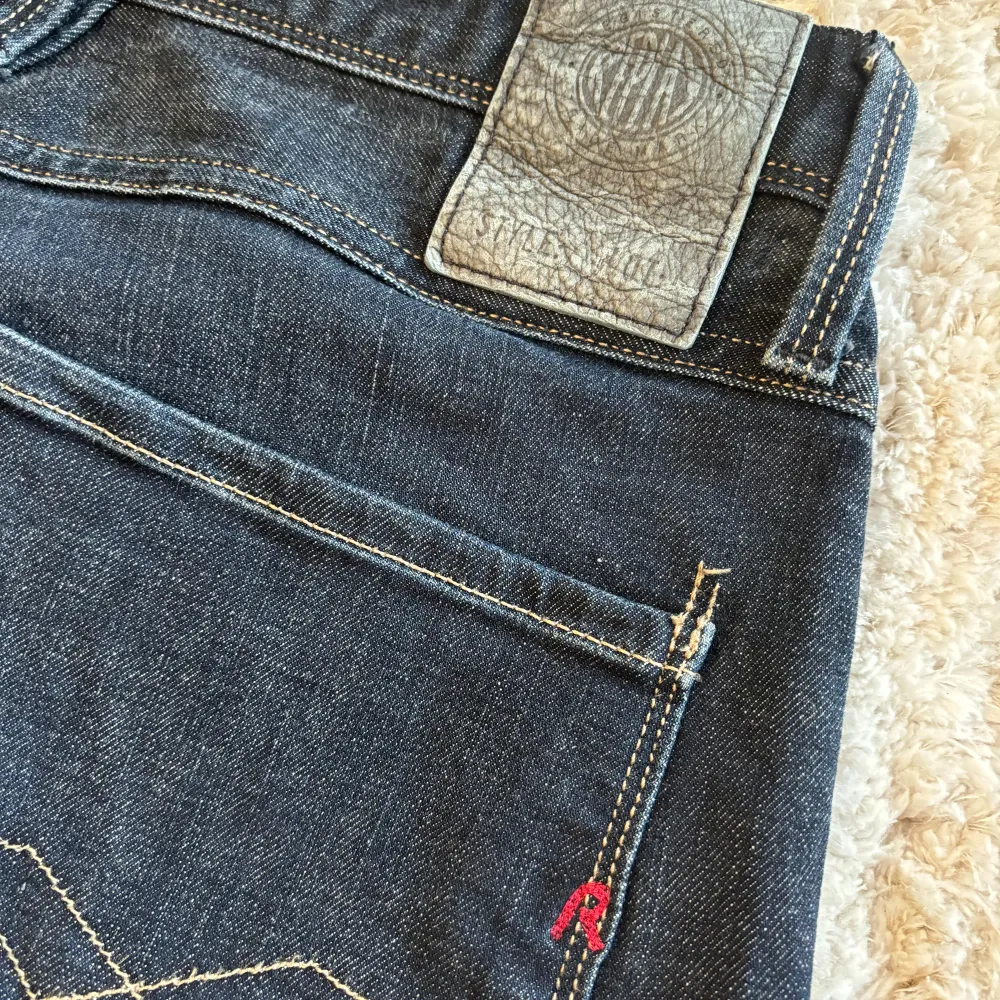 Säljer mina fina Replay Jeans i fint skick då jag rensar min garderob. Ny priset ligger runt 1700kr och modellen är Anbass slim fit Storlek 33 W, 36   Hör gärna av vid fler frågor!. Jeans & Byxor.