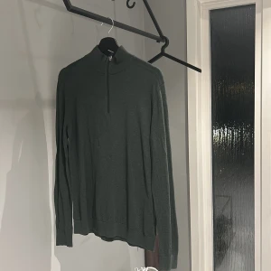 Grön polotröja från Selected Homme - Säljer en stilren grön polotröja från Selected Homme i mycket bra skick. Tröjan har en dragkedja vid halsen och är perfekt för både höst och vinter. Den är långärmad och gjord i ett mjukt material som håller dig varm och bekväm. Passar både till vardags och lite finare tillfällen.