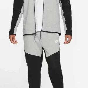 Nike tech  - Säljer min sons nike tech då den inte passar den är i storlek s både byxorna och kofta och det finns inget fel på den, vid intresse eller fler bilder kontakta