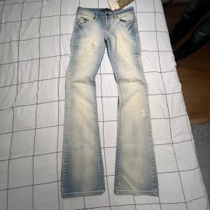 Lågmidjade, utsvängda jeans - Sååååå snygga lågmidjade, utsvängda jeans i helt nytt skick, med prislapp kvar! Jättesnygg vit blå färg, jag säljer för att de tyvärr är för små för mig🙃 Midjemått: 35 centimeter💕
