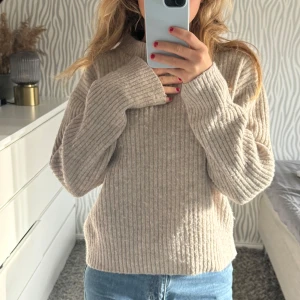 Stickad tröja - Stickad tröja från H&M i fint skick, perfekt till hösten!👌🏻🥰