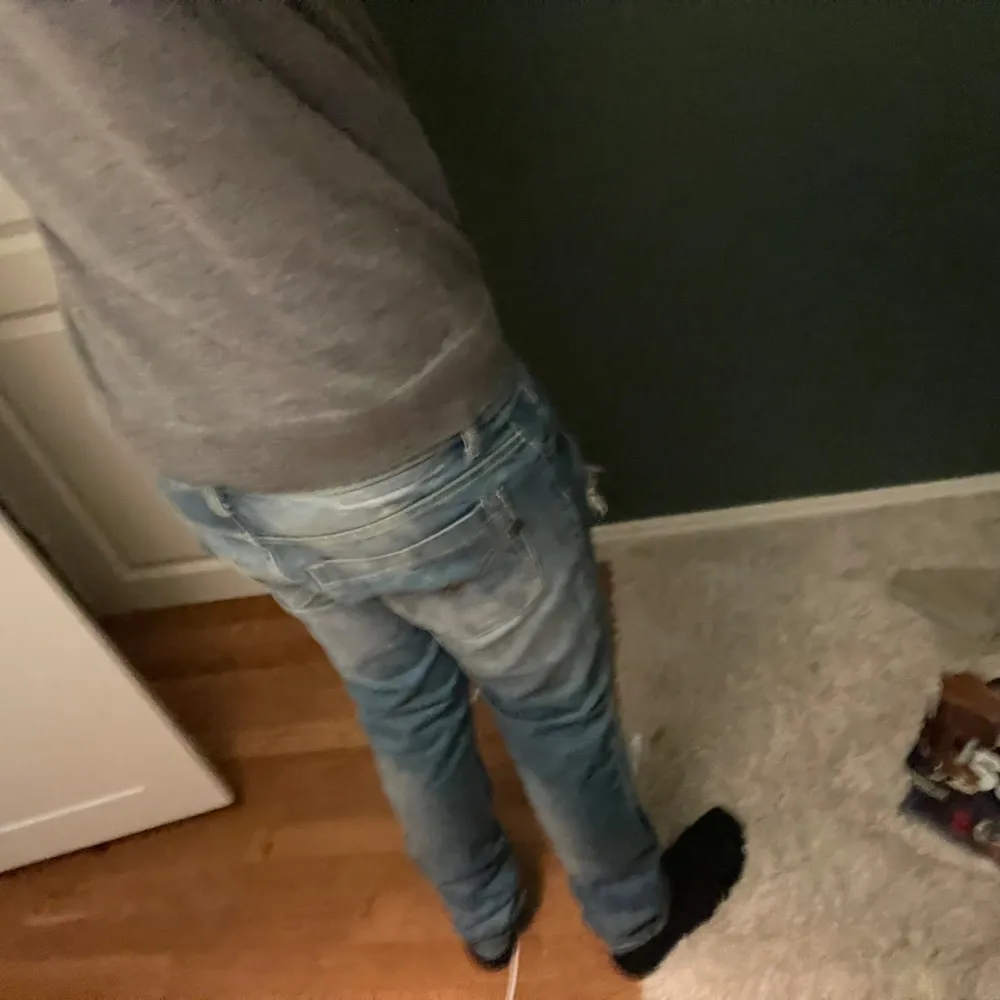 Modellen på bilden är 175cm lång och väger 72kg. .Dondup jeans i modellen George med feta slitningar. De är i nyskick. Hör av er vid minsta fundering! Nypris: 3700kr - Vårt pris: 699. . Jeans & Byxor.