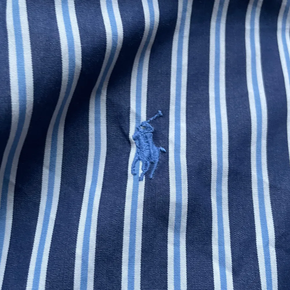 Hej! Säljer nu en Ralph Lauren skjorta. Storleken är M. Skick 10/10. Nypris: 1300kr. Mitt pris: 559kr. Ställ gärna frågor!! Kan eventuellt ta emot byten☺️ ops sista är inte min bild!. Skjortor.