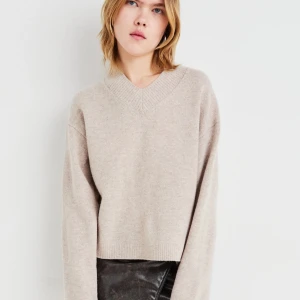 Stickad tröja från weekday  - Stickad tröja i ull som är perfekt för hösten och vintern. Skriv om du har frågor!❤️